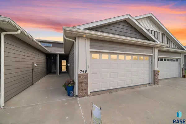 749 E El Dorado Dr, Sioux Falls, SD 57108