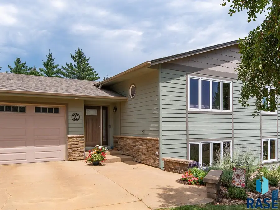 8704 E 38th St, Sioux Falls, SD 57110 - #2