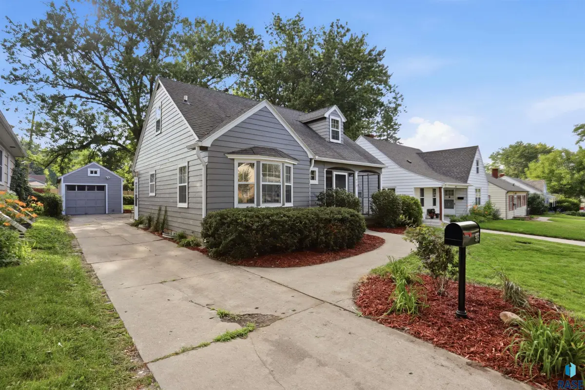 915 S 4th Ave, Sioux Falls, SD 57104 - #1