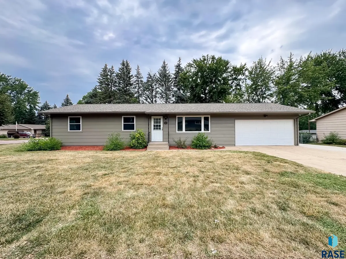5504 W 32nd St, Sioux Falls, SD 57106 - #1