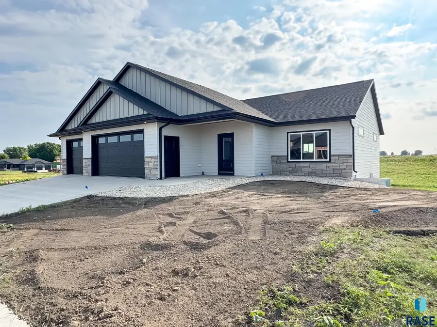 212 W Willow Trl, Crooks, SD 57020 - #2