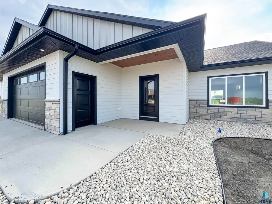 212 W Willow Trl, Crooks, SD 57020 - #3