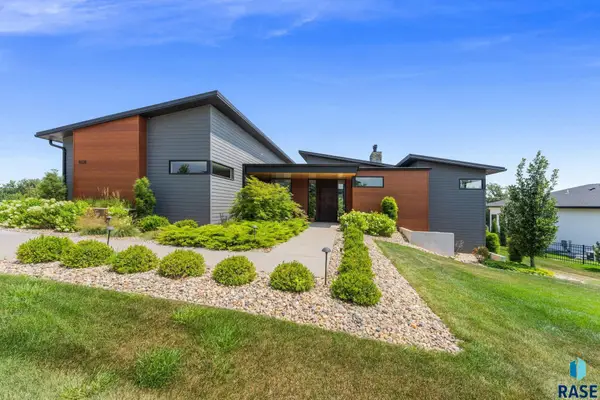 1608 S Scarlet Oak Pl, Sioux Falls, SD 57110