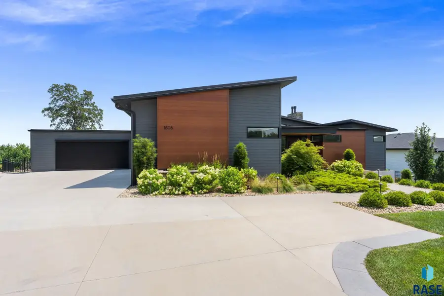 1608 S Scarlet Oak Pl, Sioux Falls, SD 57110 - #2