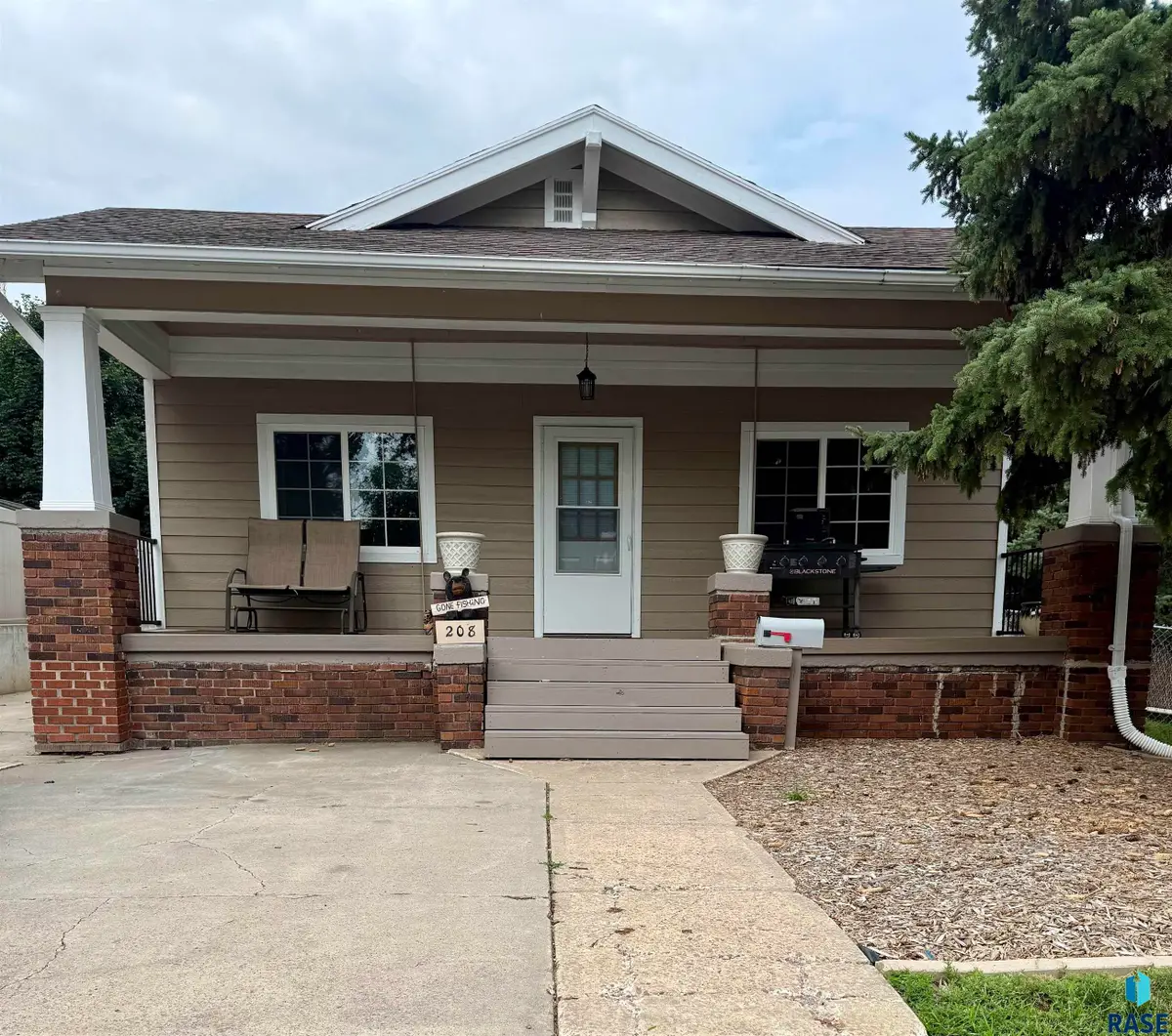 208 E King St, Chamberlain, SD 57325 - #1