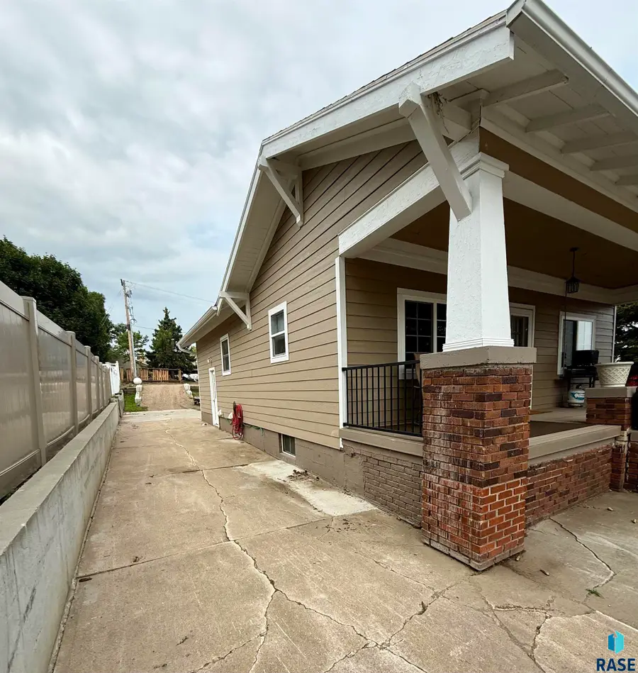 208 E King St, Chamberlain, SD 57325 - #2