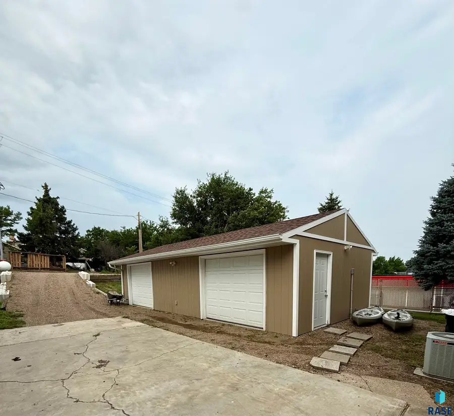 208 E King St, Chamberlain, SD 57325 - #3