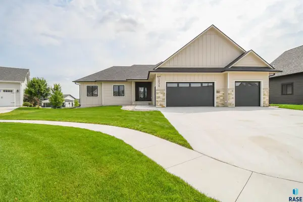 1834 Grand Arbor Cir, Brookings, SD 57006