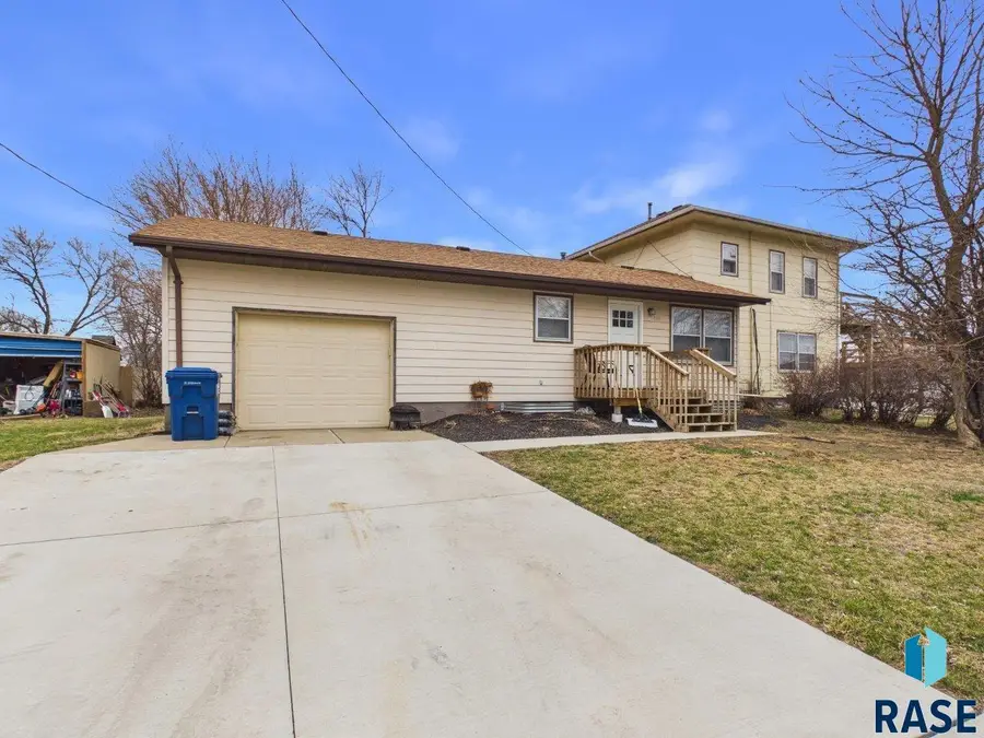 404 W 1st Ave, Lennox, SD 57039 - #2