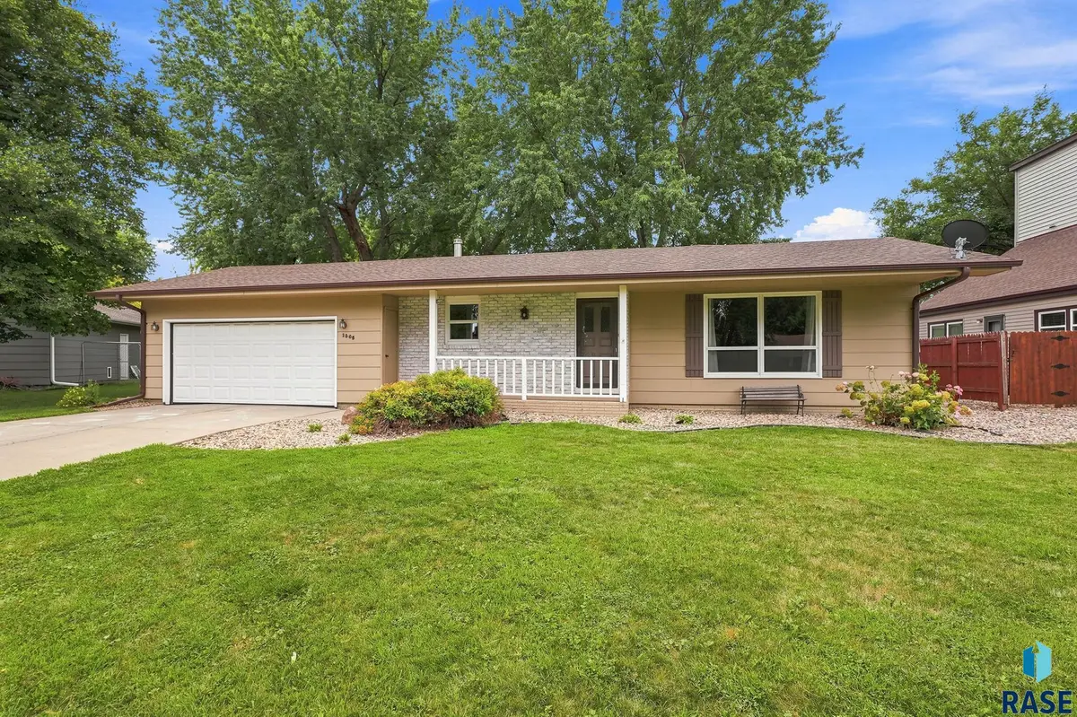 1605 E Crestview Dr, Sioux Falls, SD 57103 - #1