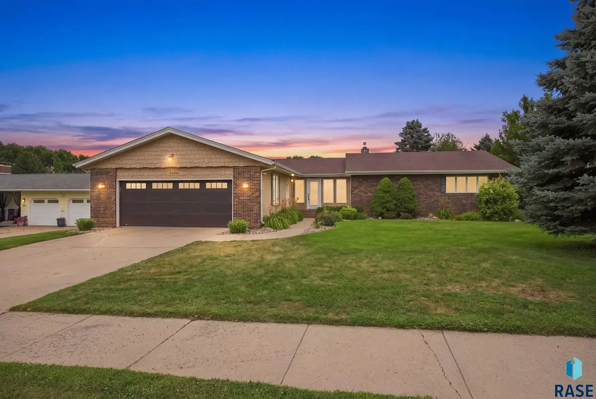 2009 E Elizabeth Dr, Sioux Falls, SD 57103 - #1