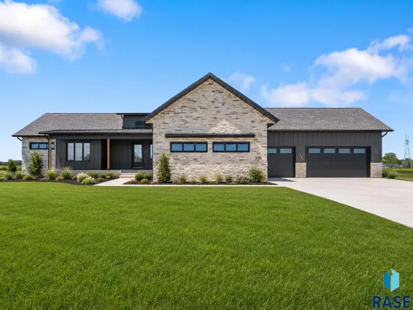 27106 Meadowlark Ct, Harrisburg, SD 57032