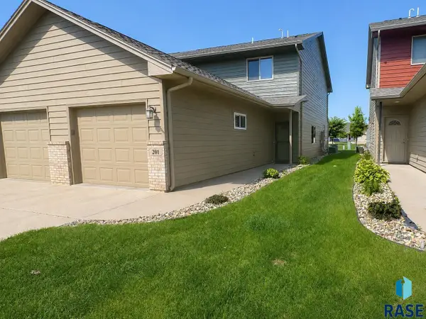 201 Emmett Trl, Harrisburg, SD 57032