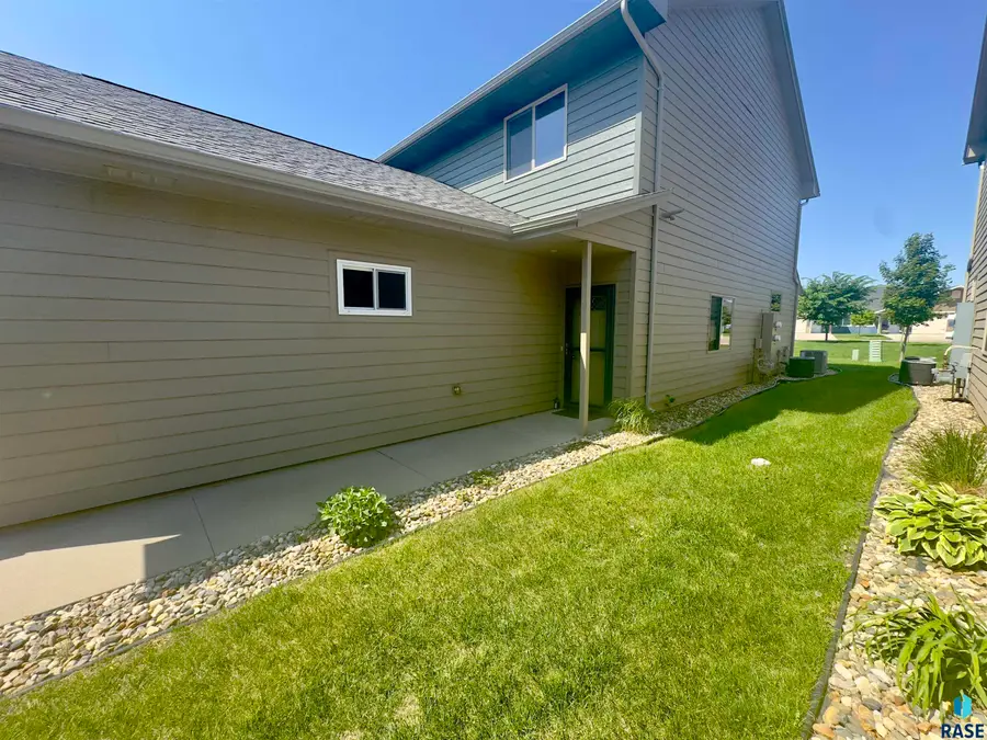 201 Emmett Trl, Harrisburg, SD 57032 - #2