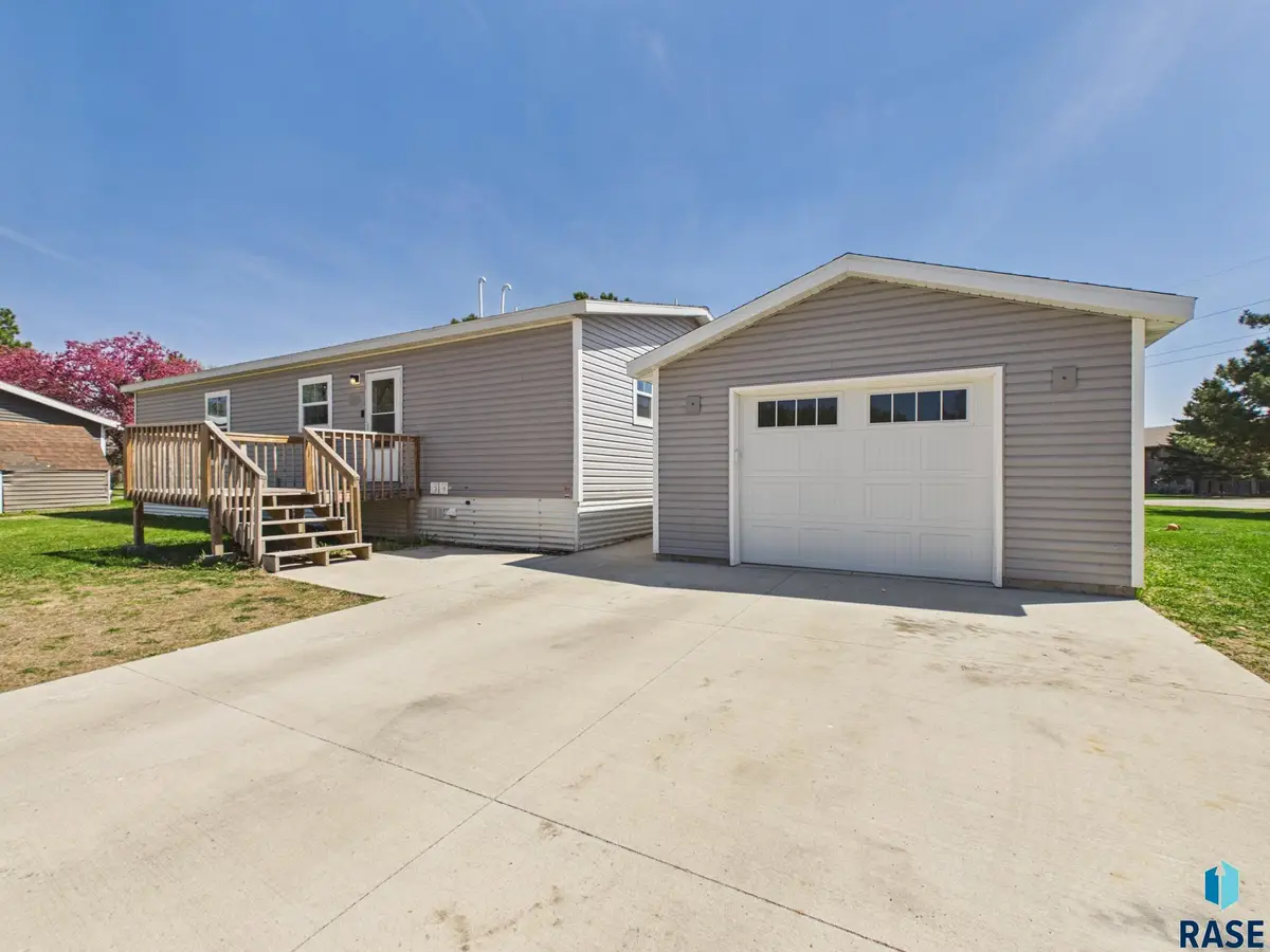 1010 S Liberty Pl, Sioux Falls, SD 57106 - #1