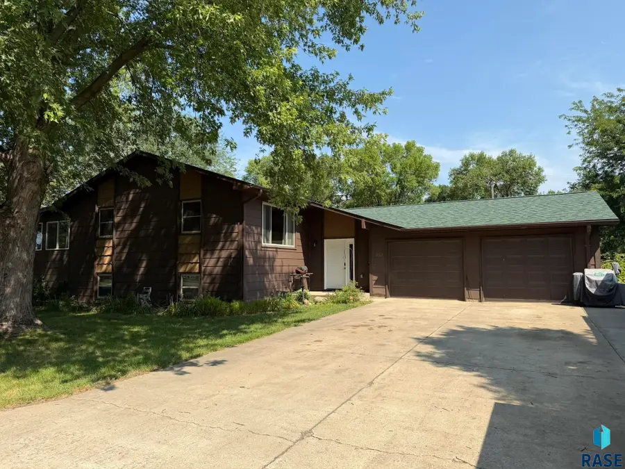 202 W 3rd St, Marion, SD 57043 - #2