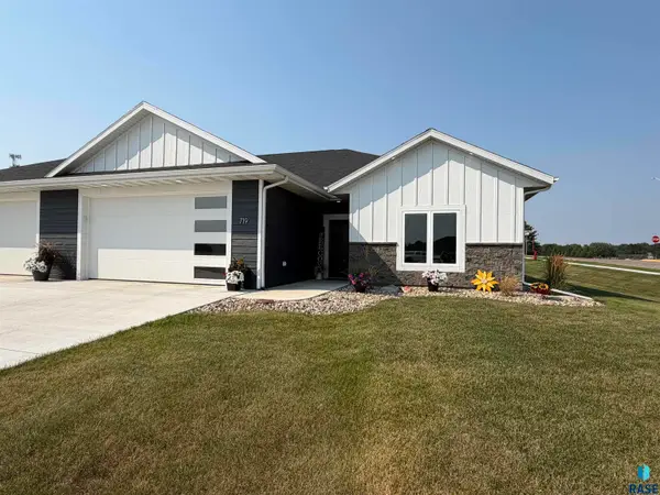 719 Tallgrass Cir, Luverne, MN 56156
