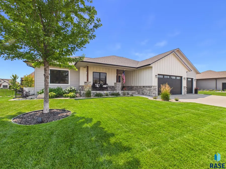 709 E Shadow Creek Ln, Sioux Falls, SD 57108 - #2