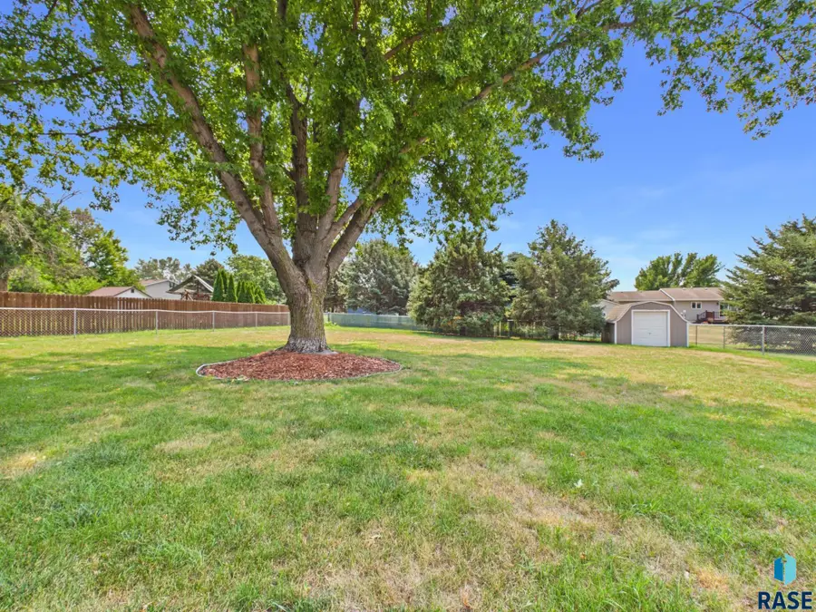 1009 W 2nd Ave, Lennox, SD 57039 - #2