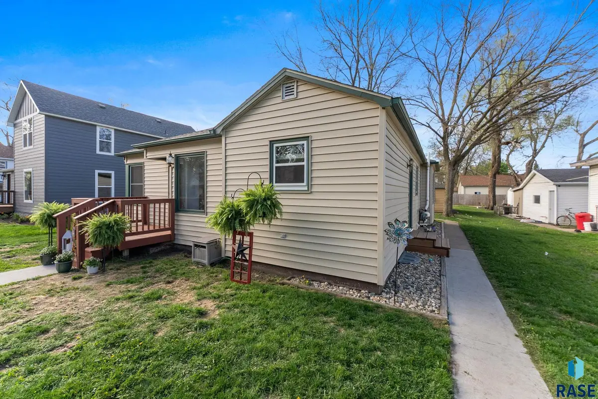 422 E 2nd St, Parker, SD 57035 - #1