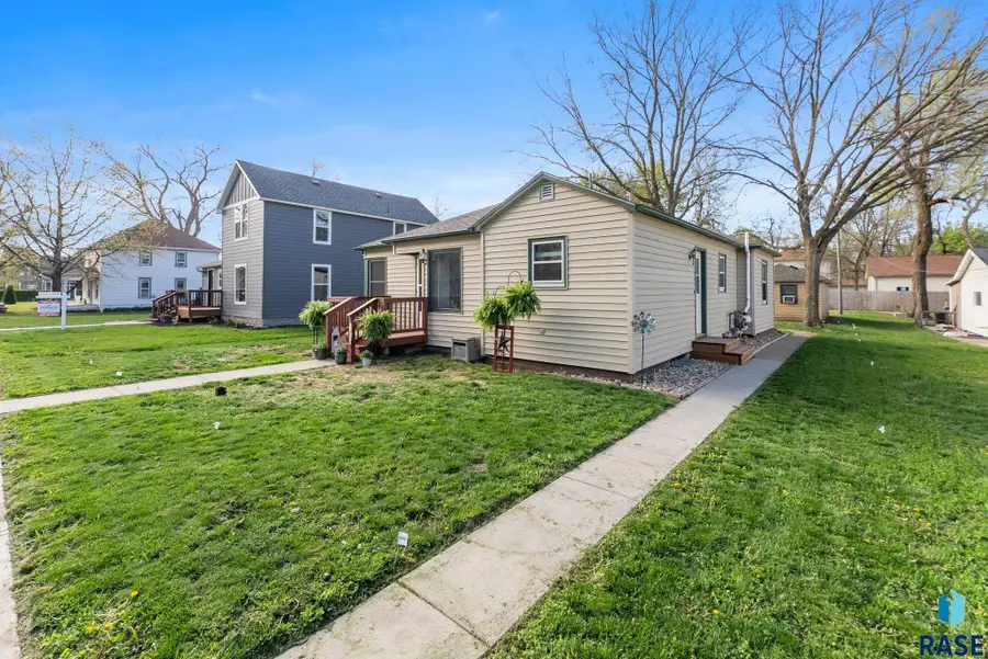 422 E 2nd St, Parker, SD 57035 - #2