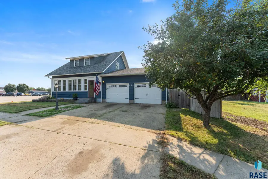 317 N Harth Ave, Madison, SD 57042 - #2