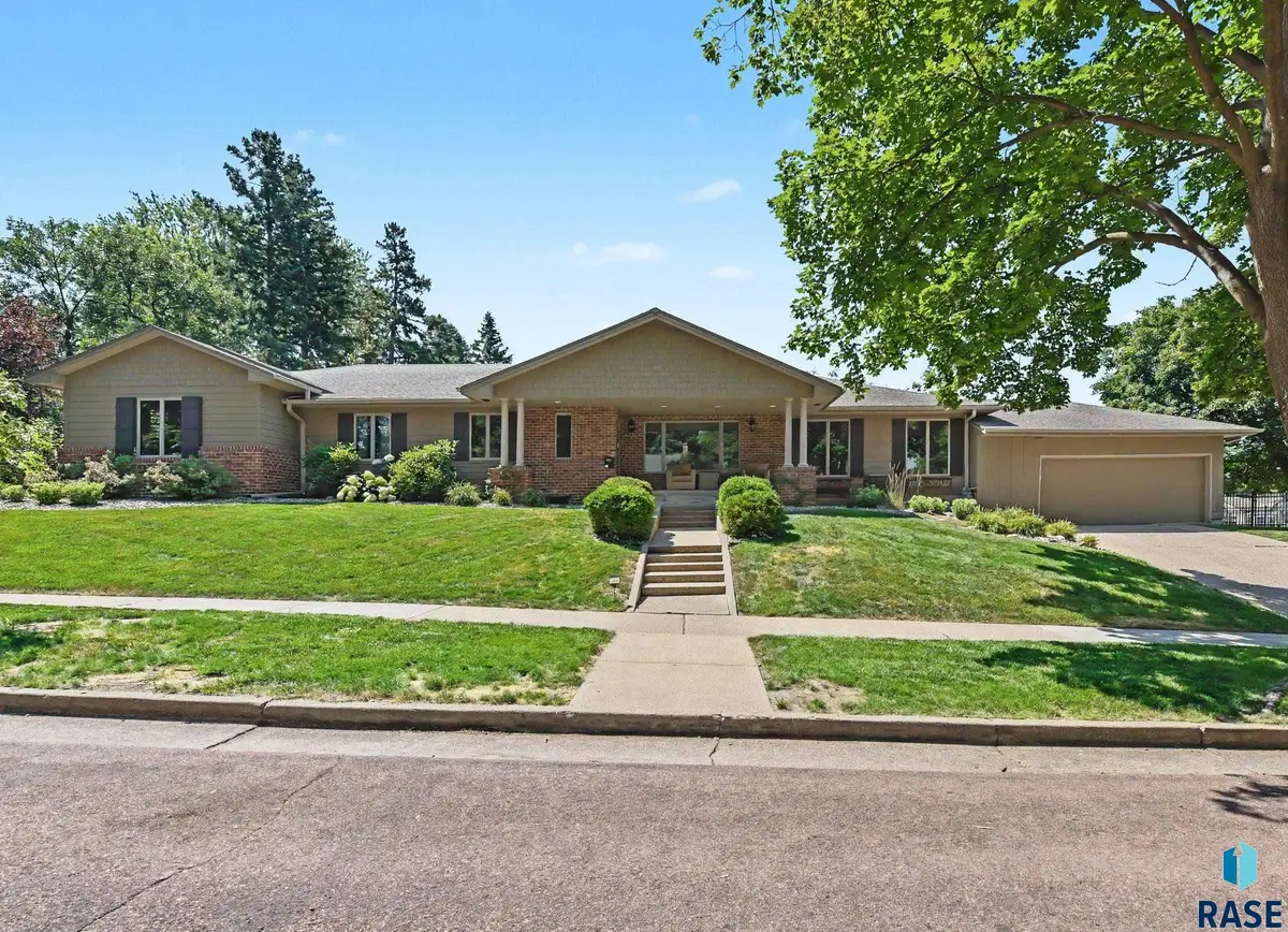301 E 32nd St, Sioux Falls, SD 57105 - #1