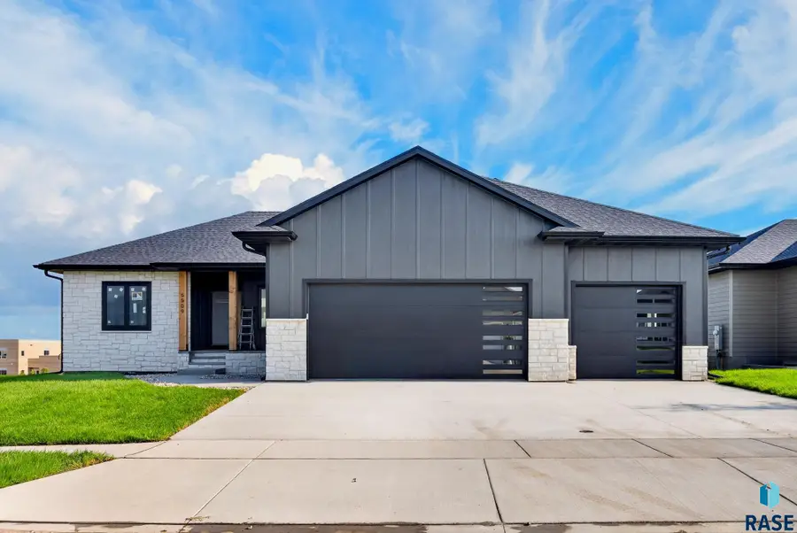 6509 E Fieldview St, Sioux Falls, SD 57110 - #3