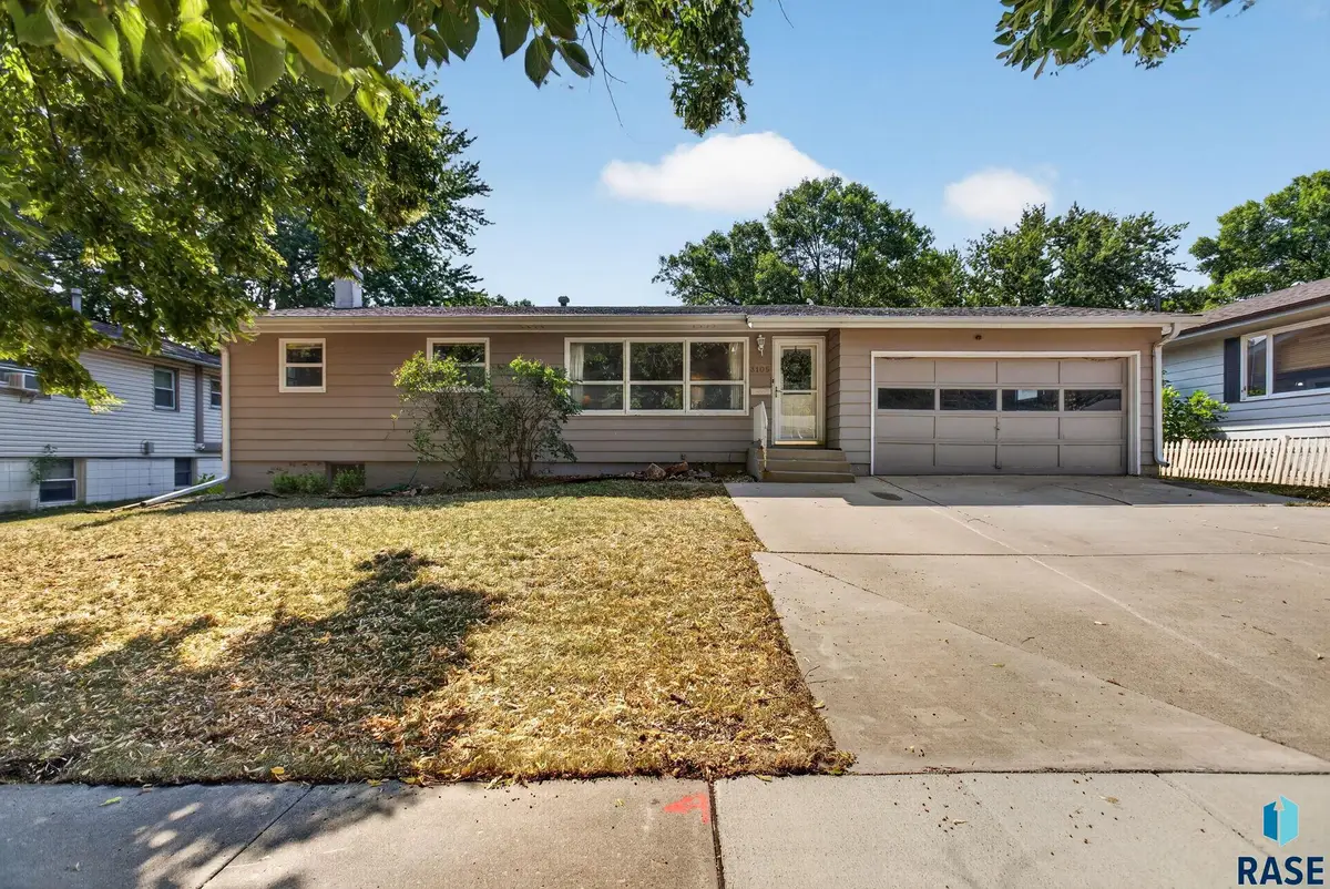 3105 S 9th Ave, Sioux Falls, SD 57105 - #1