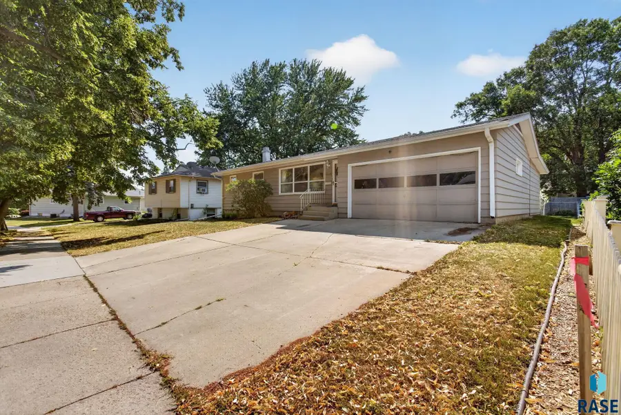 3105 S 9th Ave, Sioux Falls, SD 57105 - #2