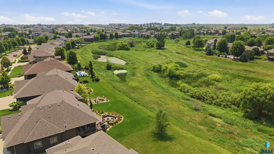 1909 S Copper Crest Trl, Sioux Falls, SD 57110 - #2