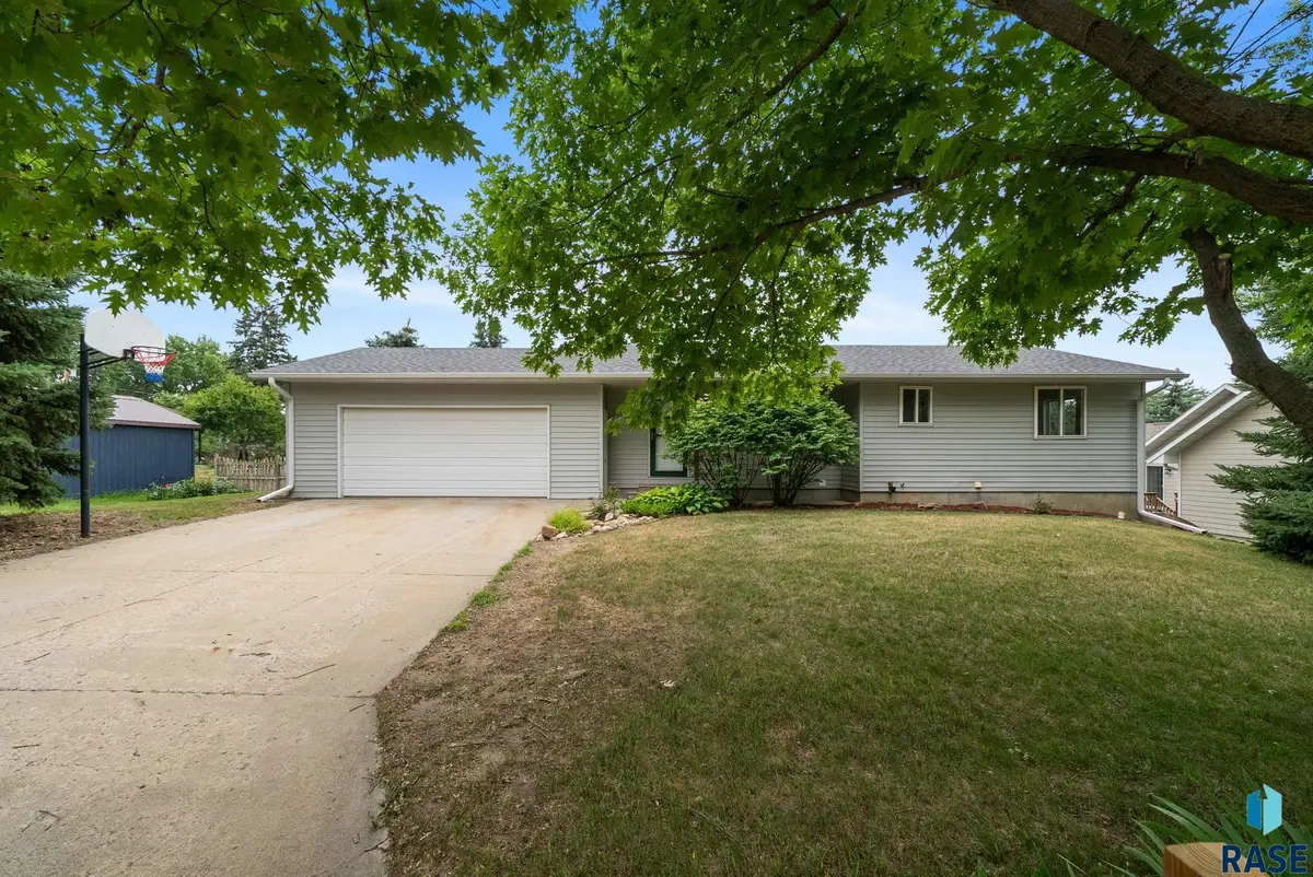 605 E Lynn Ave, Canton, SD 57013 - #1