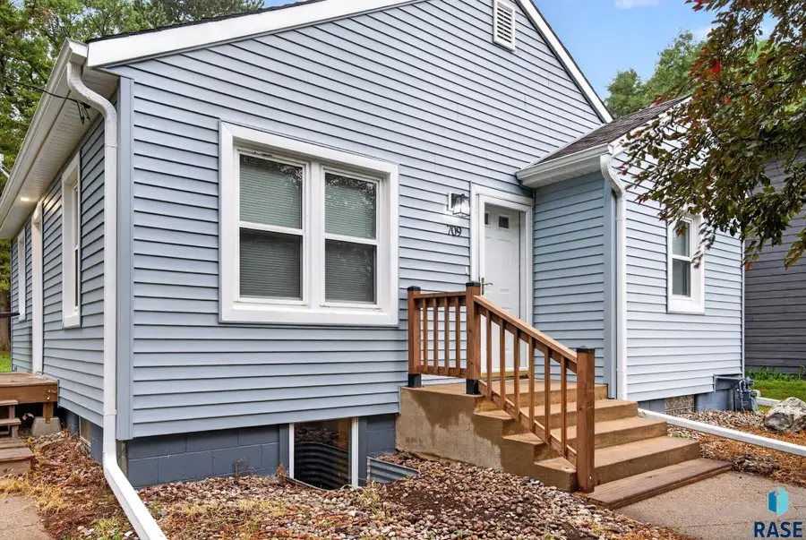 709 N Dakota Ave, Dell Rapids, SD 57022 - #2