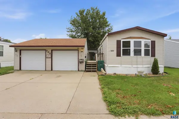 704 N Redbird Pl, Sioux Falls, SD 57107