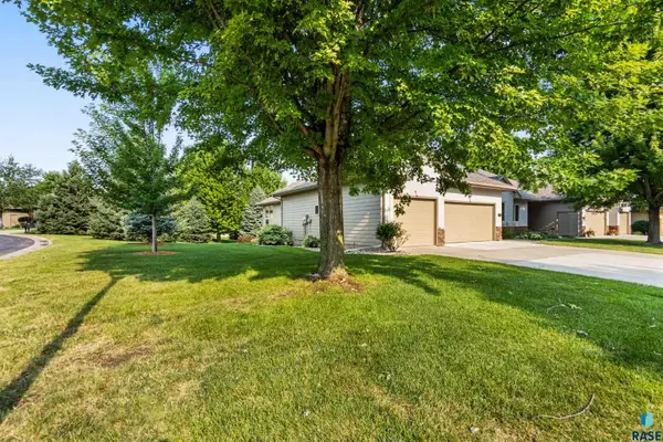 5611 Shadow Wood Pl, Sioux Falls, SD 57108