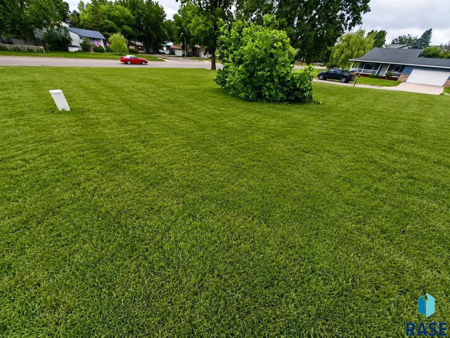 4500 E Fernwood Dr, Sioux Falls, SD 57110 - #3