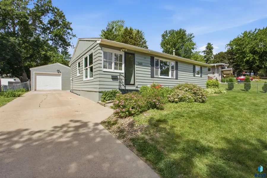 2601 S Van Eps Ave, Sioux Falls, SD 57105 - #2
