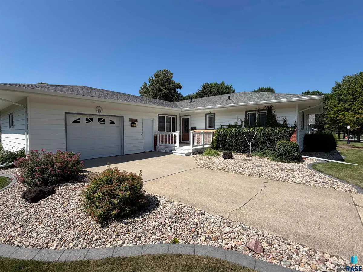 505 Central Ln, Luverne, MN 56156 - #1