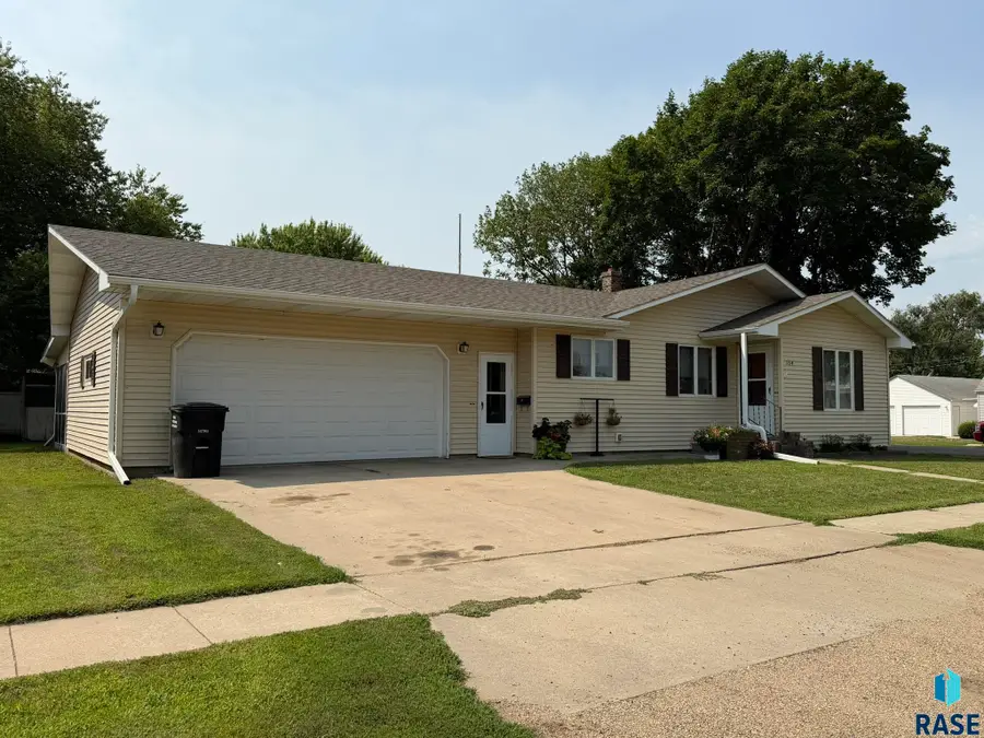 154 W Juniper St, Menno, SD 57045 - #3