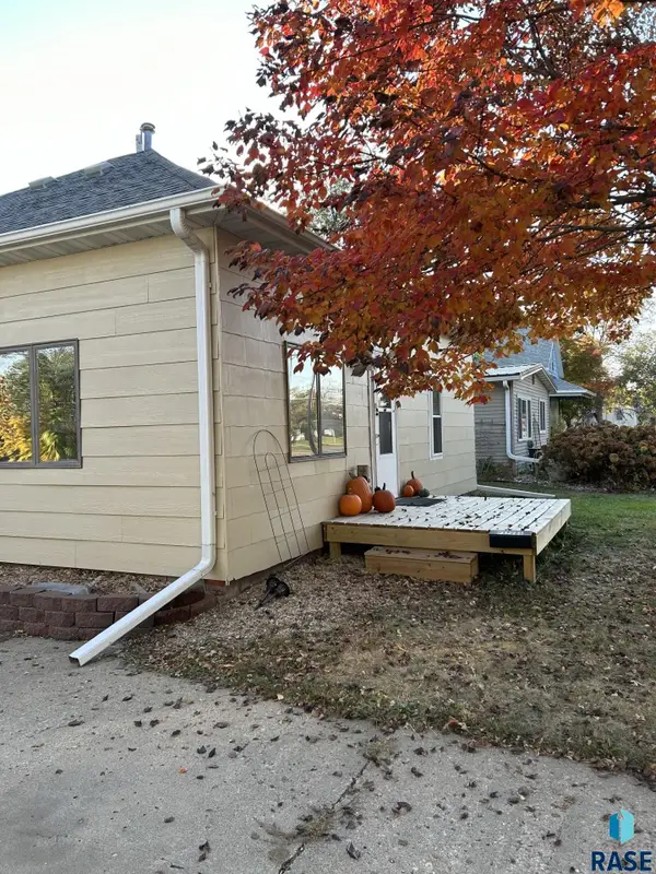 910 SE 4th St, Pipestone, MN 56164