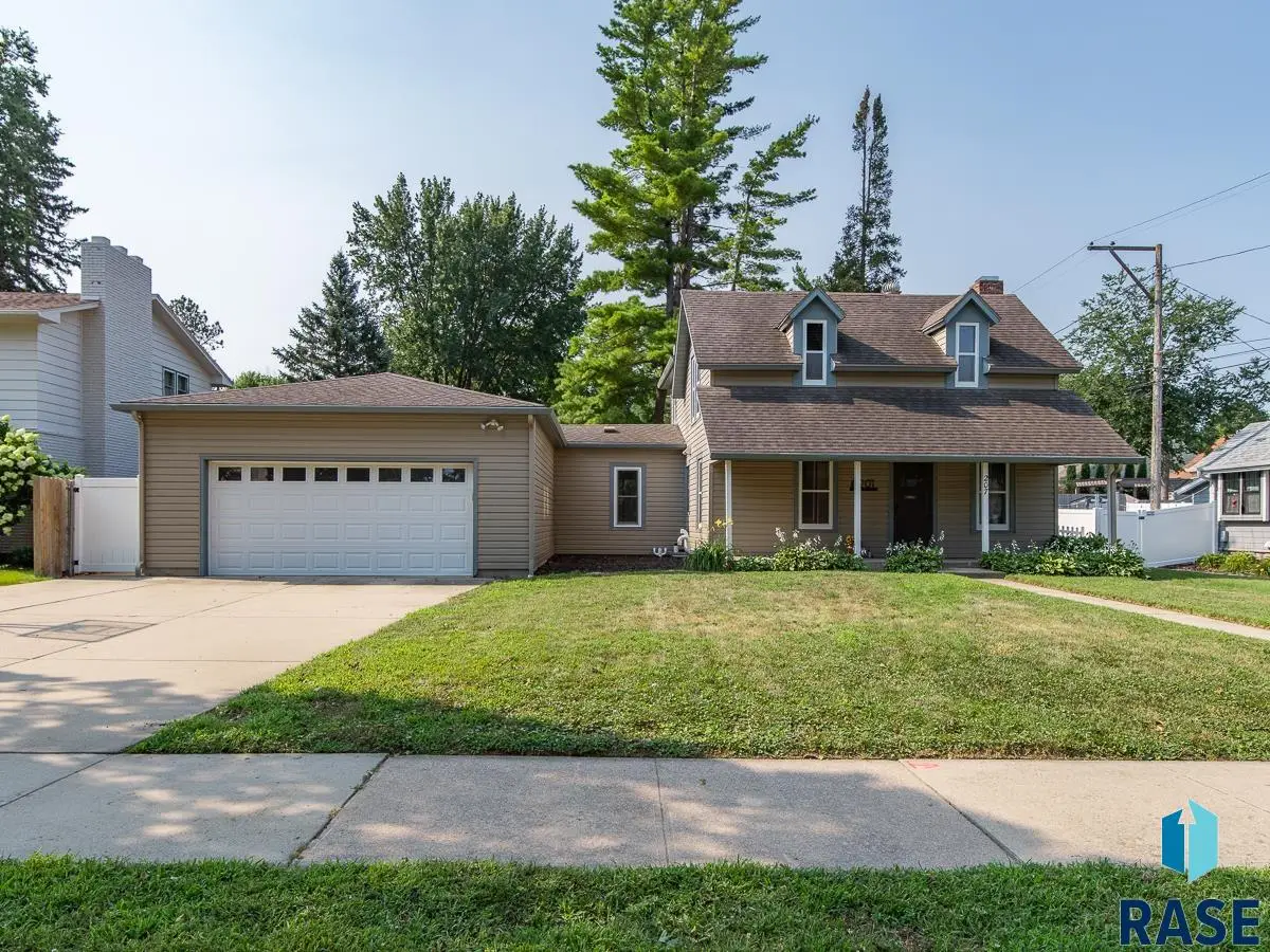 207 E 30th St, Sioux Falls, SD 57105 - #1