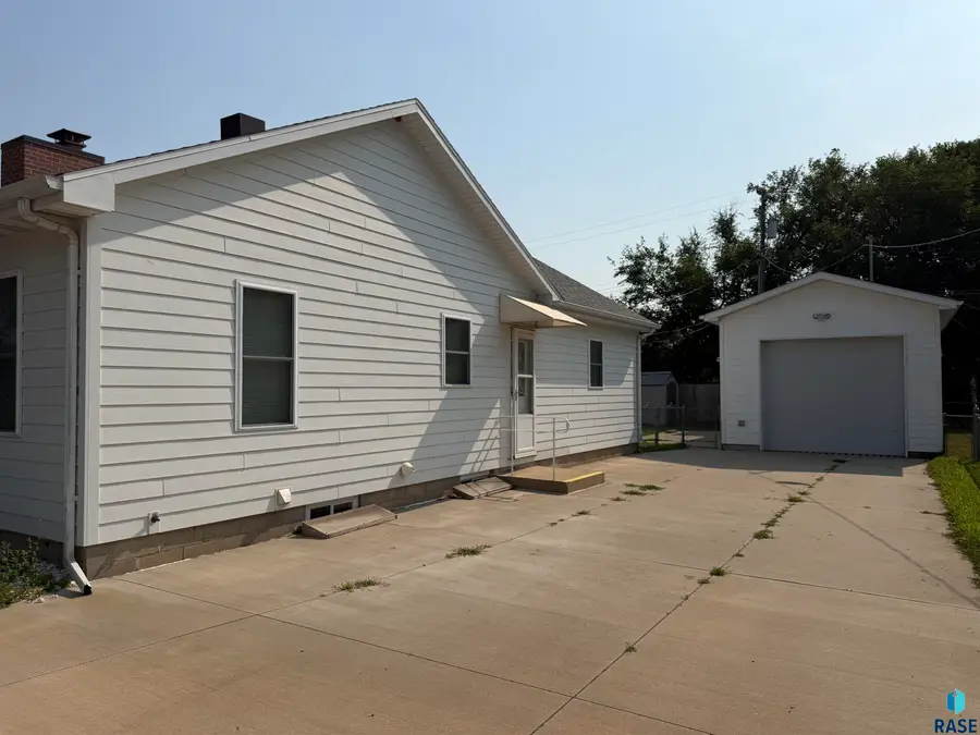 422 S Elmwood Ave, Sioux Falls, SD 57104 - #3