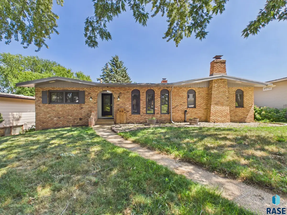 2904 S Elmwood Ave, Sioux Falls, SD 57105 - #1