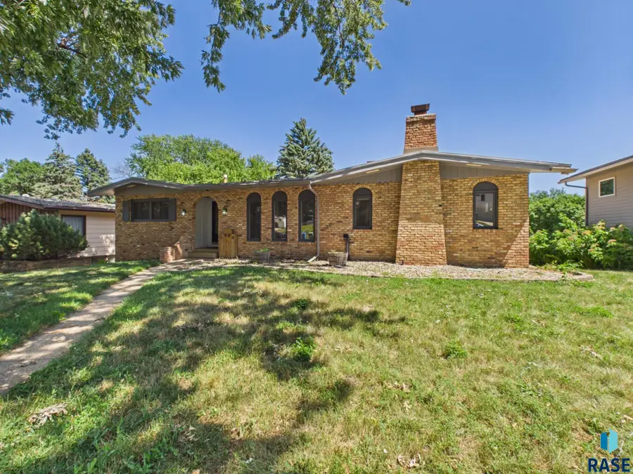 2904 S Elmwood Ave, Sioux Falls, SD 57105 - #3