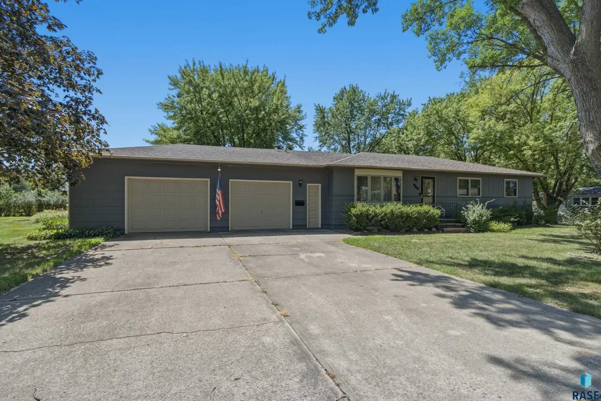 205 Crestwood Dr, Hartford, SD 57033 - #1