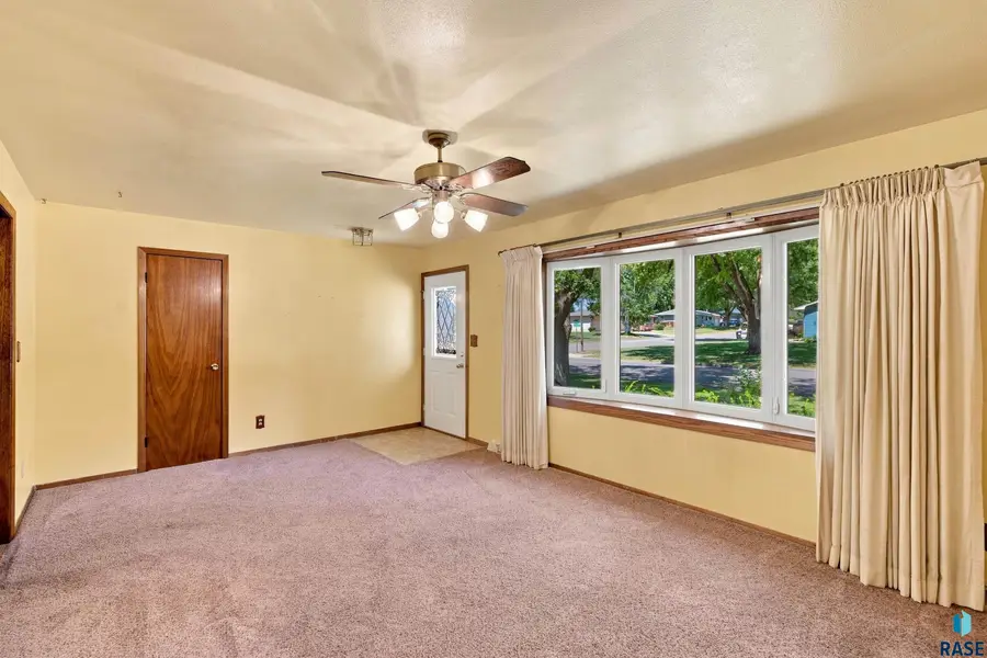 205 Crestwood Dr, Hartford, SD 57033 - #2