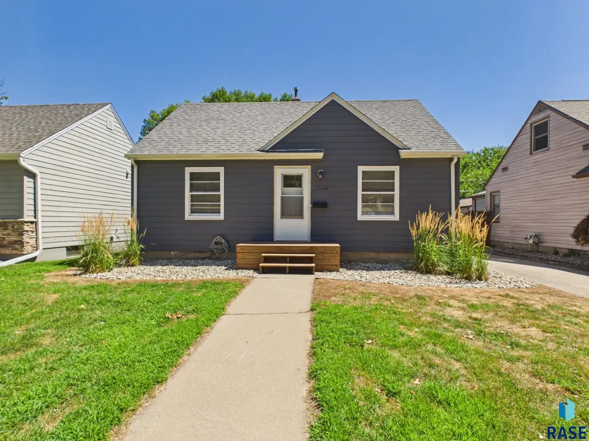 2404 S Hawthorne Ave, Sioux Falls, SD 57104 - #1