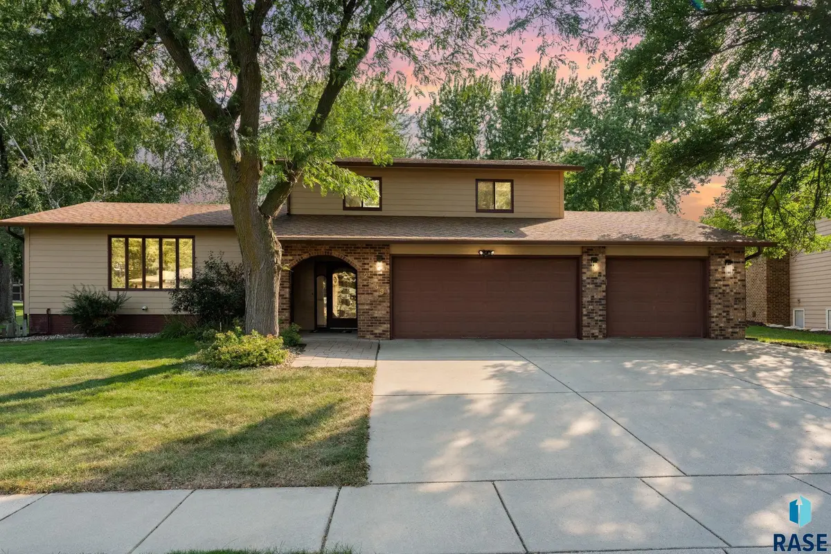 2433 E Stanton Dr, Sioux Falls, SD 57103 - #1