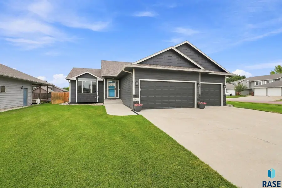 2912 S Lucerne Ave, Sioux Falls, SD 57106 - #2