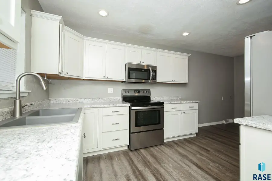 501 S 5th Ave, Brandon, SD 57005 - #2